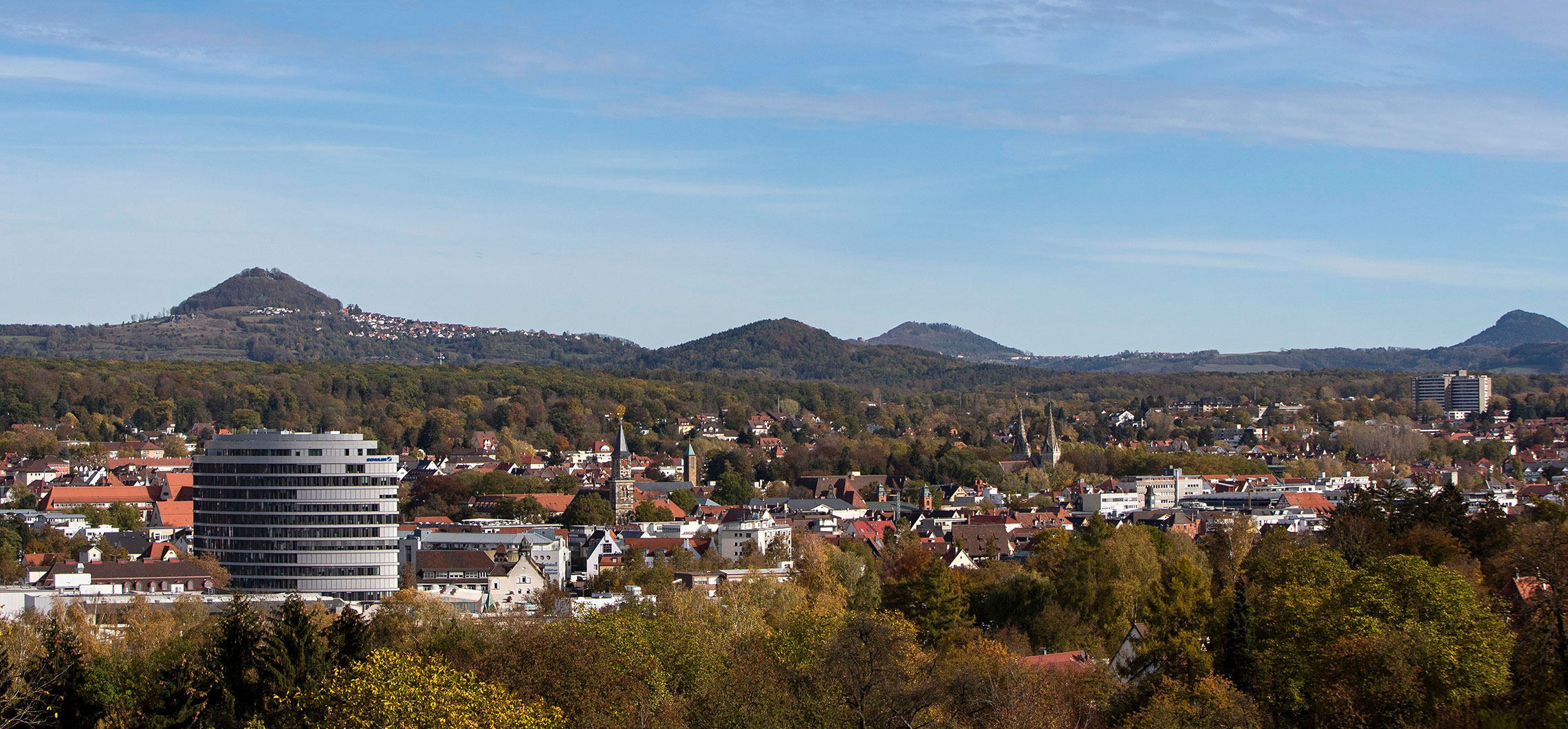 Panoramabild von Göppingen. Im Vordergrund ist die Kernstadt zu sehen, im Hintergrund der Hohenstaufen.