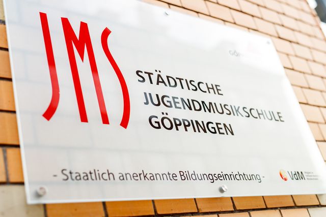 Nahaufnahme eines Schilds mit der Aufschrift Städtische Jugendmusikschule Göppingen.