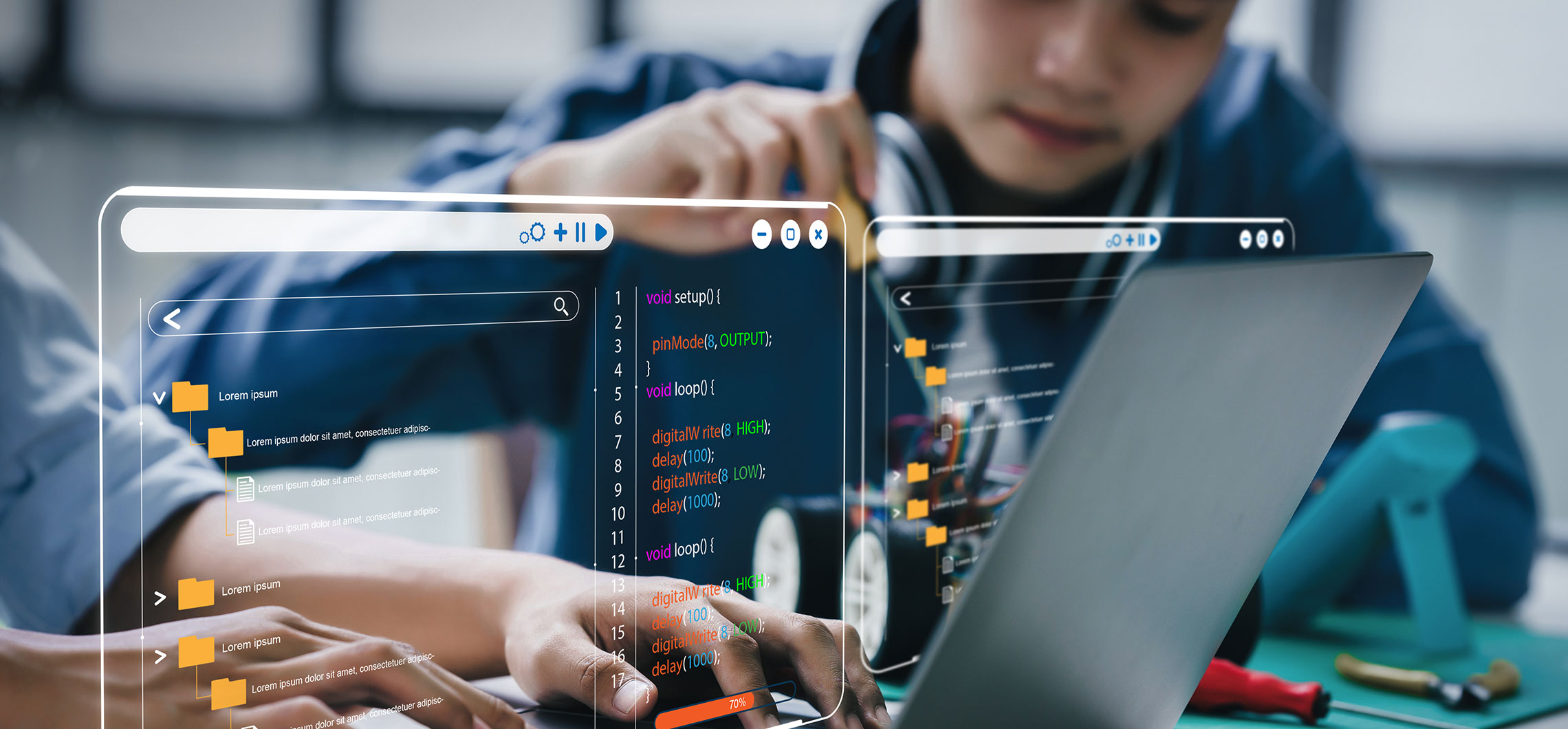 Ein Kind und ein Erwachsener sitzen vor einem geöffneten Laptop und führen ein Experiment aus.