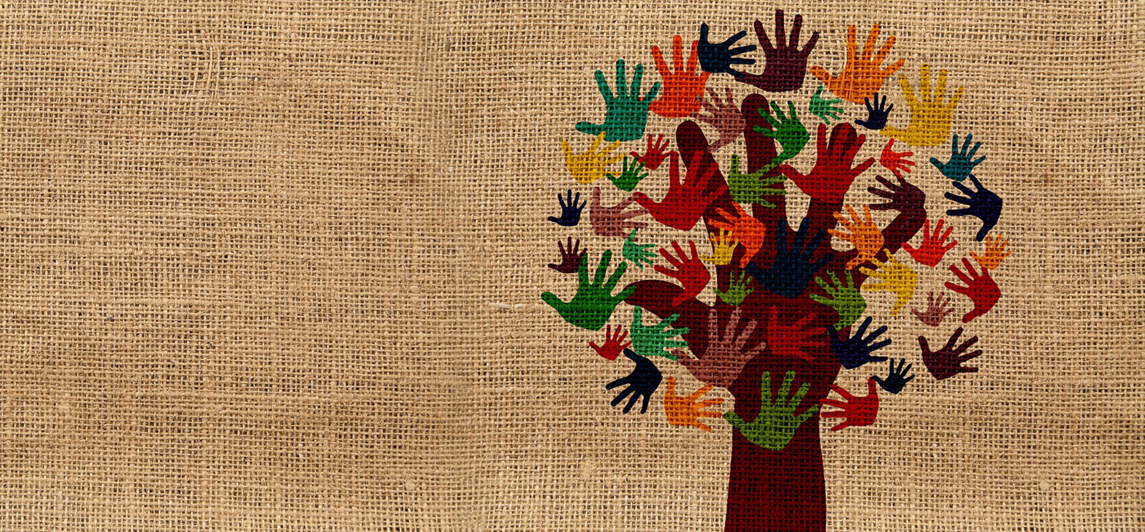 Zeichnung eines Baumes, dessen Blätter aus bunten Handabdrücken bestehen