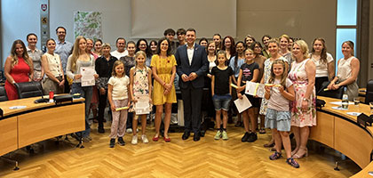 Erster Bürgermeister Johannes Heberle in der Grundschule in Holzheim