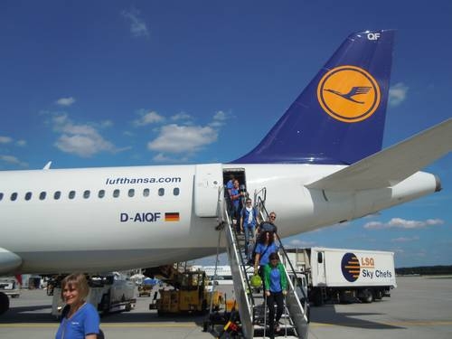 Schülerinnen und Schüler steigen in ein Flugzeug der Lufthansa.
