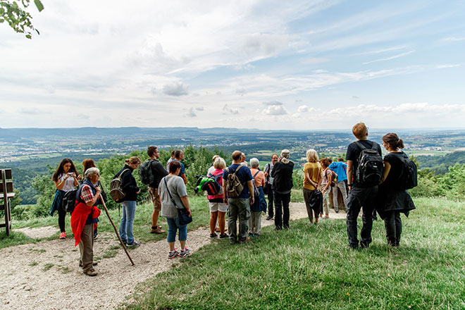 Eine Menschengruppe auf dem Gipfel des Hohenstaufen