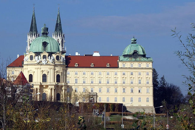 Das Stift Klosterneuburg aus seitlicher Ansicht