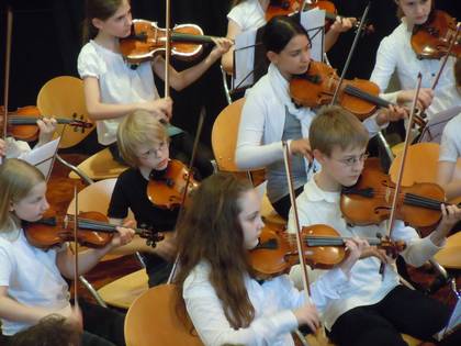 Das Vivaldiorchester der Jugendmusikschule musiziert.