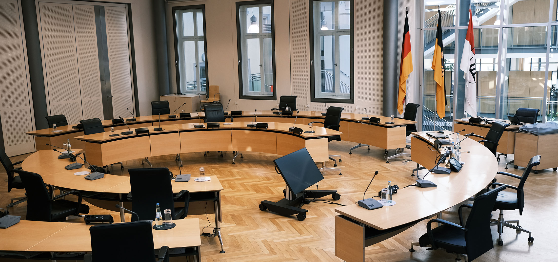 Die Sitzplätze des Gemeinderats im Großen Sitzungssaal