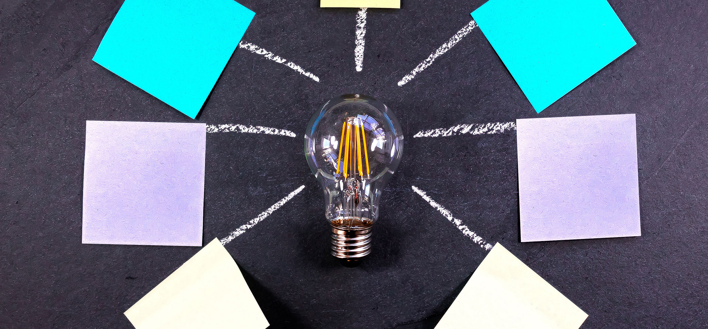 Mehrere Post-It-Kleber um eine Glühbirne
