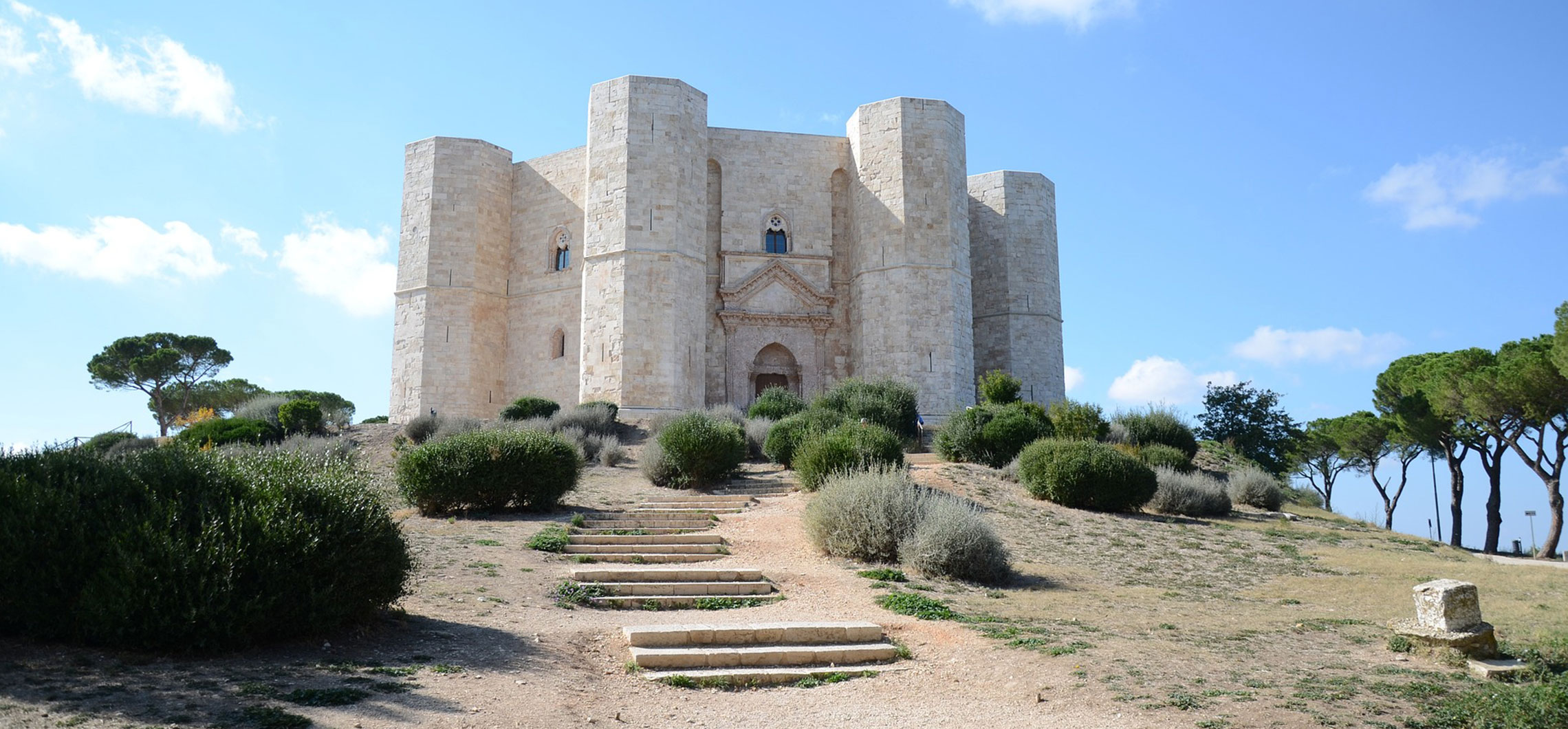 Das Castel del Monte unweit der Stadt Foggia in Italien
