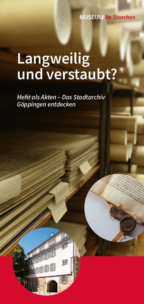 Blick in ein Archivregal mit flachen und in Papprollen verpackten Plänen sowie Außenansicht des Stadtarchivs Göppingen und Siegel einer Urkunde Sta