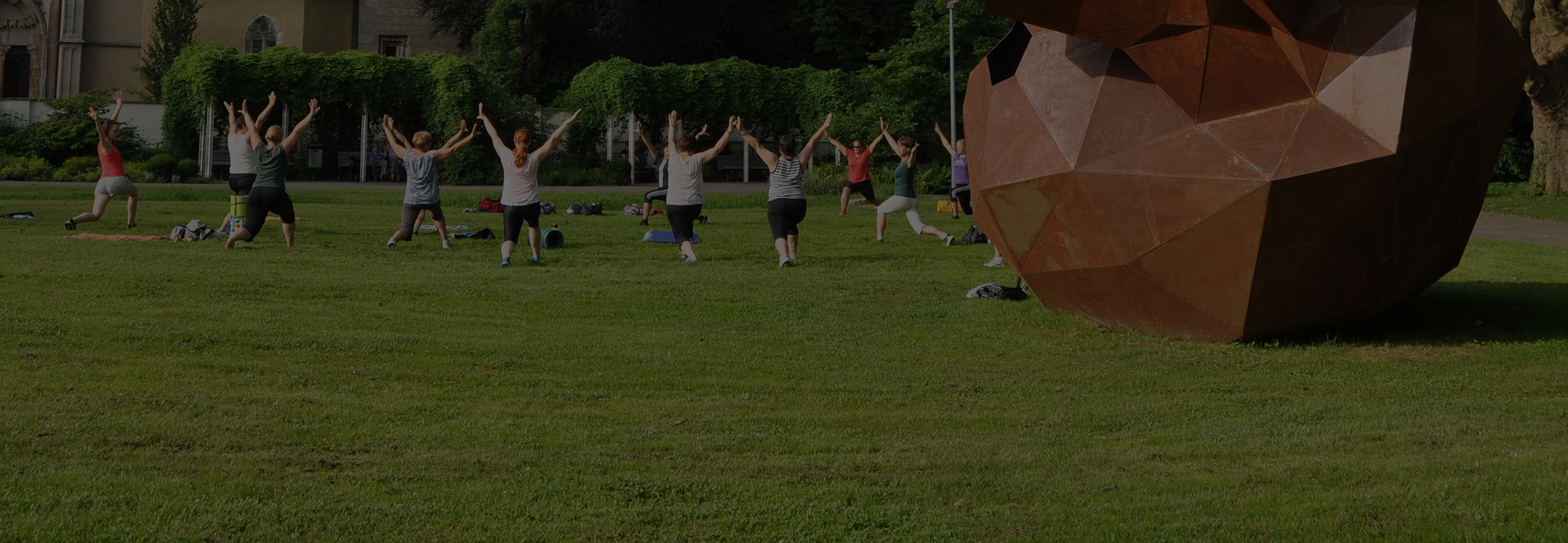 Mehrere Personen machen im Oberhofenpark in Göppingen Sport im Freien