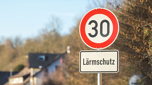 Ein Tempo30-Schild vor unscharfem Hintergrund