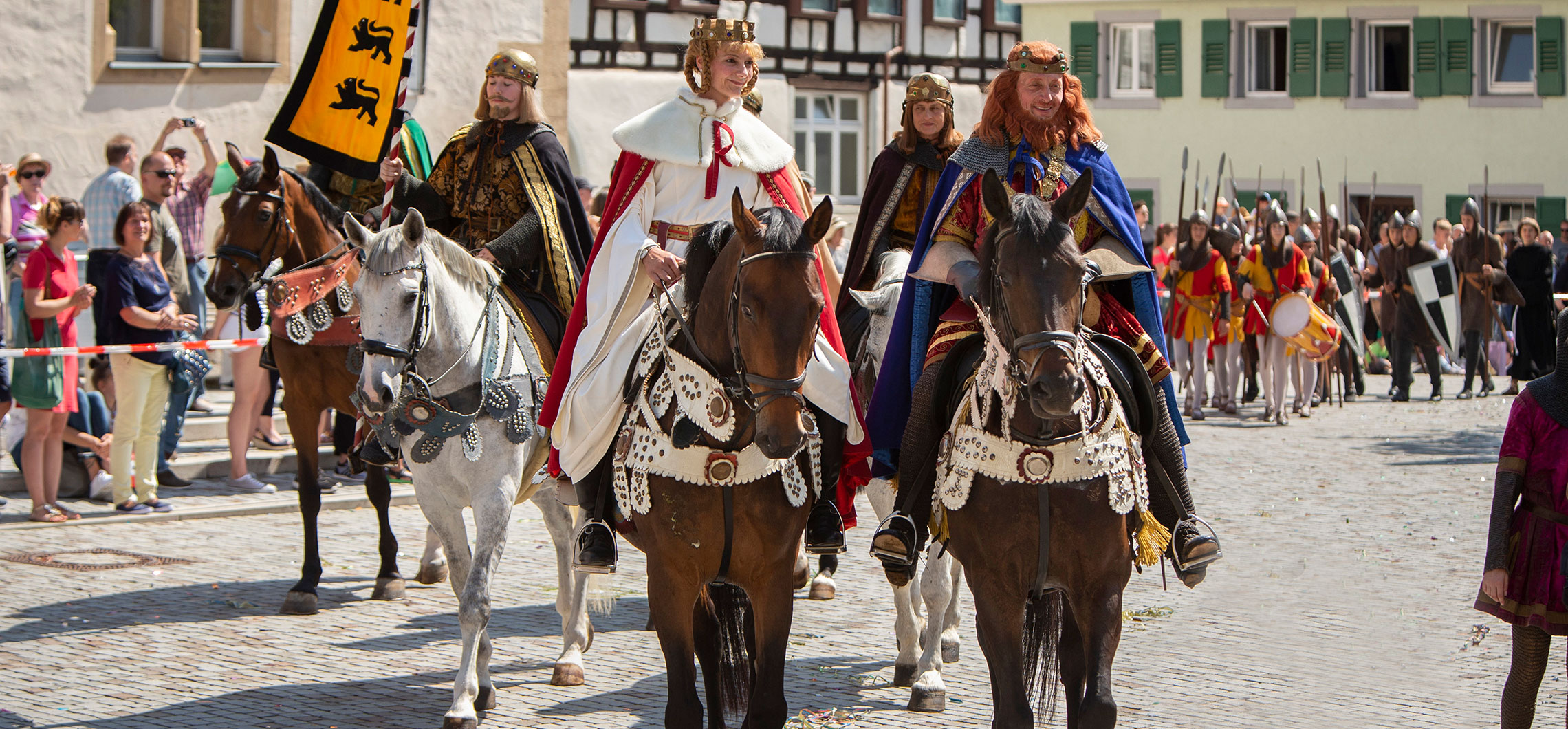 Teilnehmer des historischen Festzugs während des Maientags