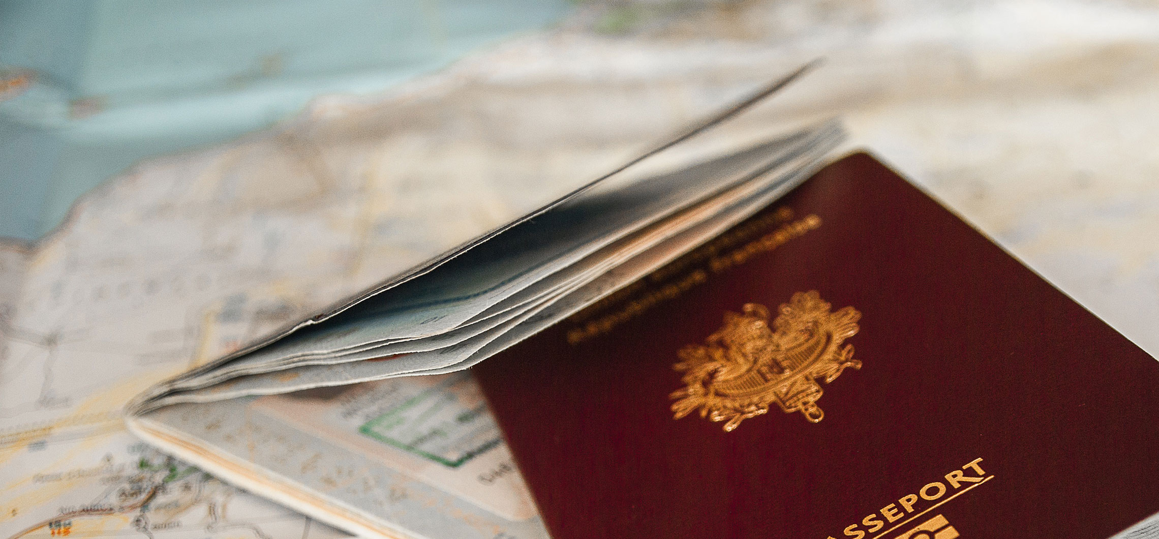 Reisepässe auf einer Landkarte