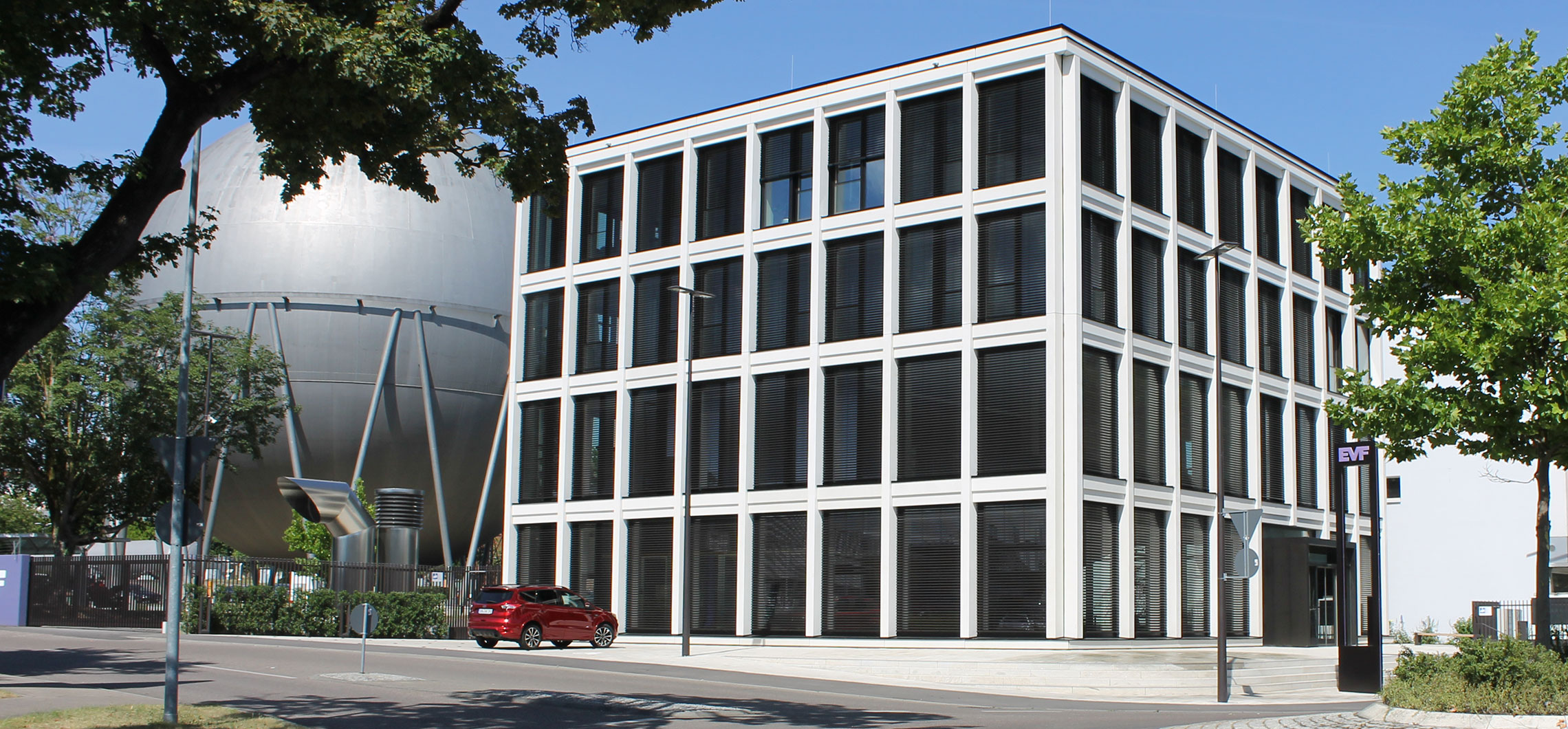 Außenaufnahme der Firmenzentrale der EVF mit Gaskessel im Hintergrund