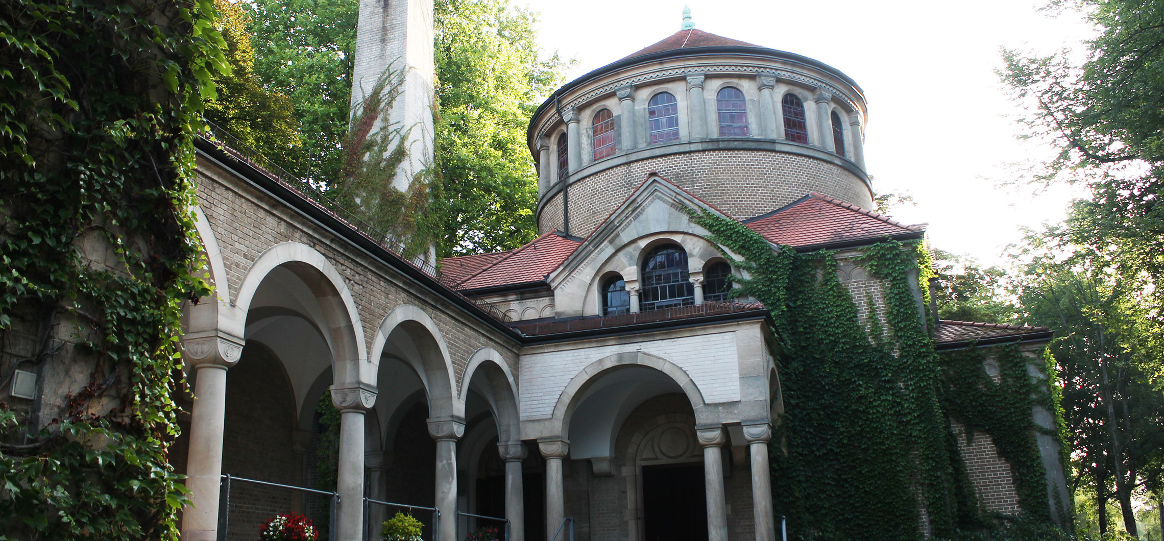 Außenaufnahme der Aussegnungshalle am Hauptfriedhof in Göppingen