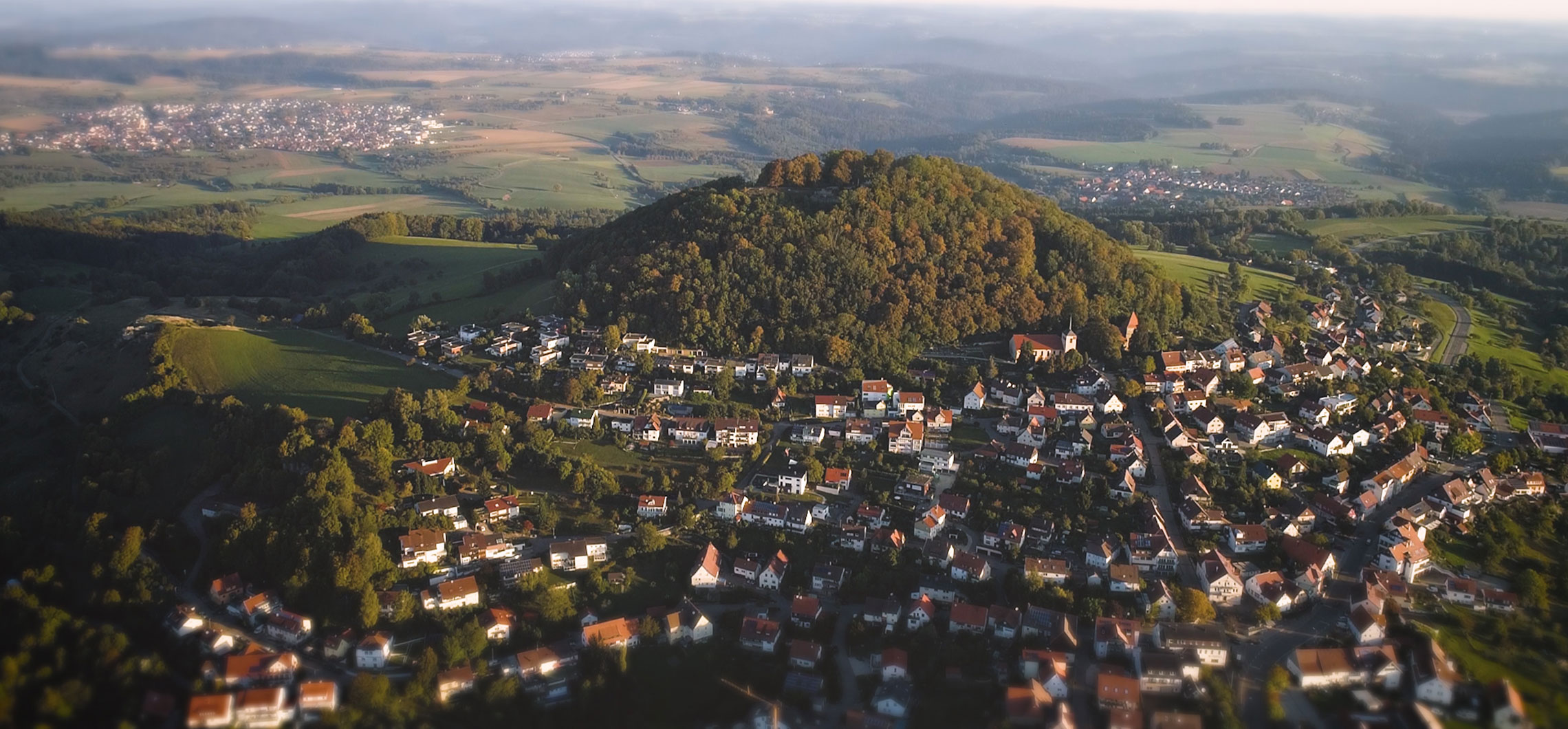 Eine Luftaufnahme der Ortschaft und des Bergs Hohenstaufen