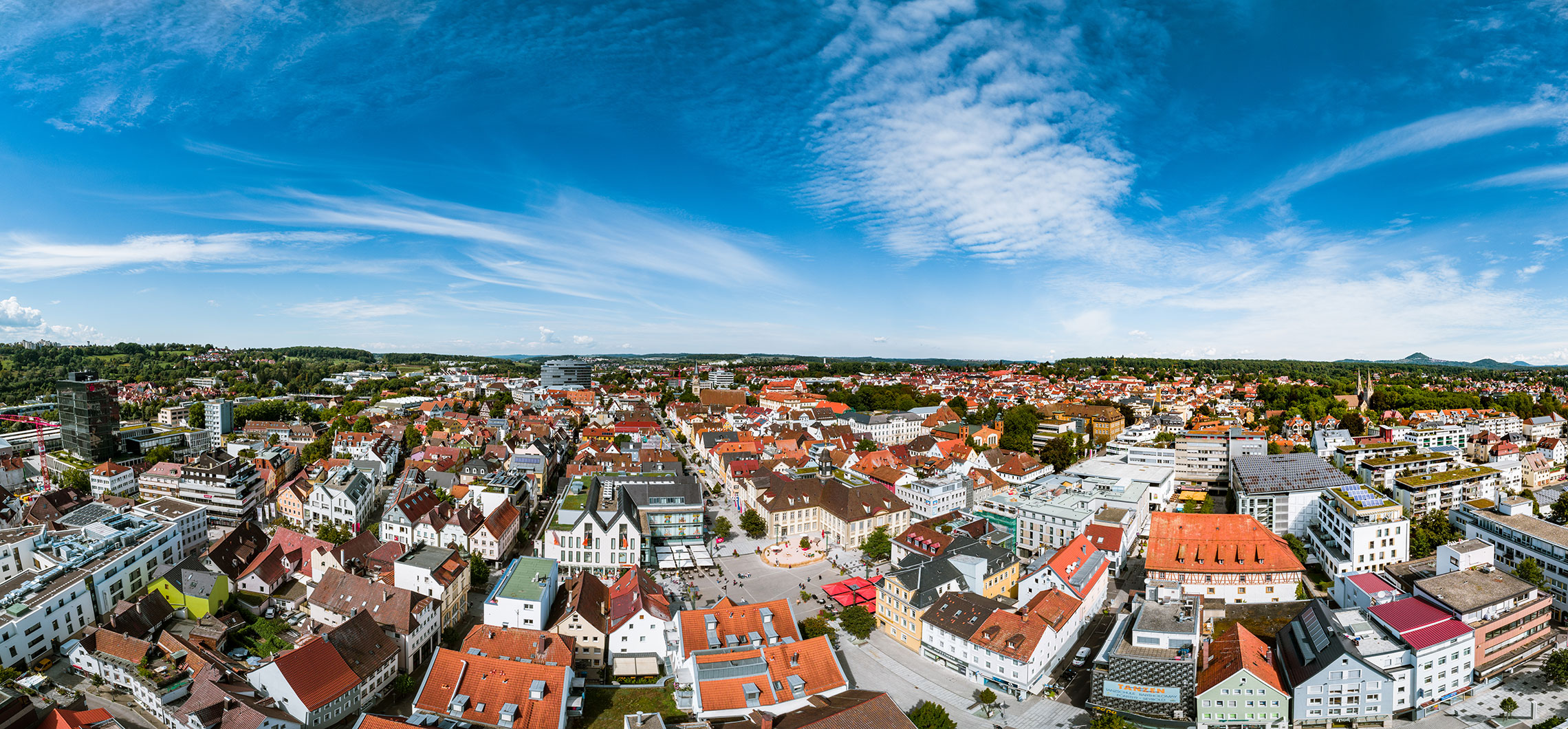 Eine sommerliche Luftaufnahme von Göppingen
