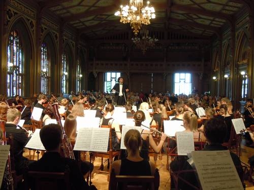Ein Orchester spielt in einem klassischen Konzertsaal