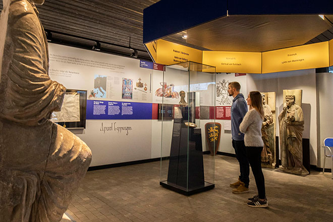 Ein paar besucht die Staufer-Ausstellung Hohenstaufen