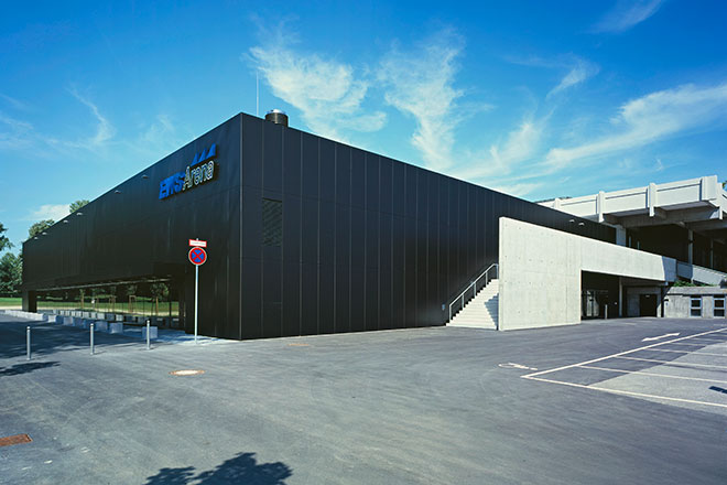 Außenaufnahme der EWS-Arena vor einem fast blauen Himmel.