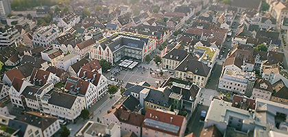 Isometrische Luftaufnahme der Innenstadt von Göppingen mit Marktplatz
