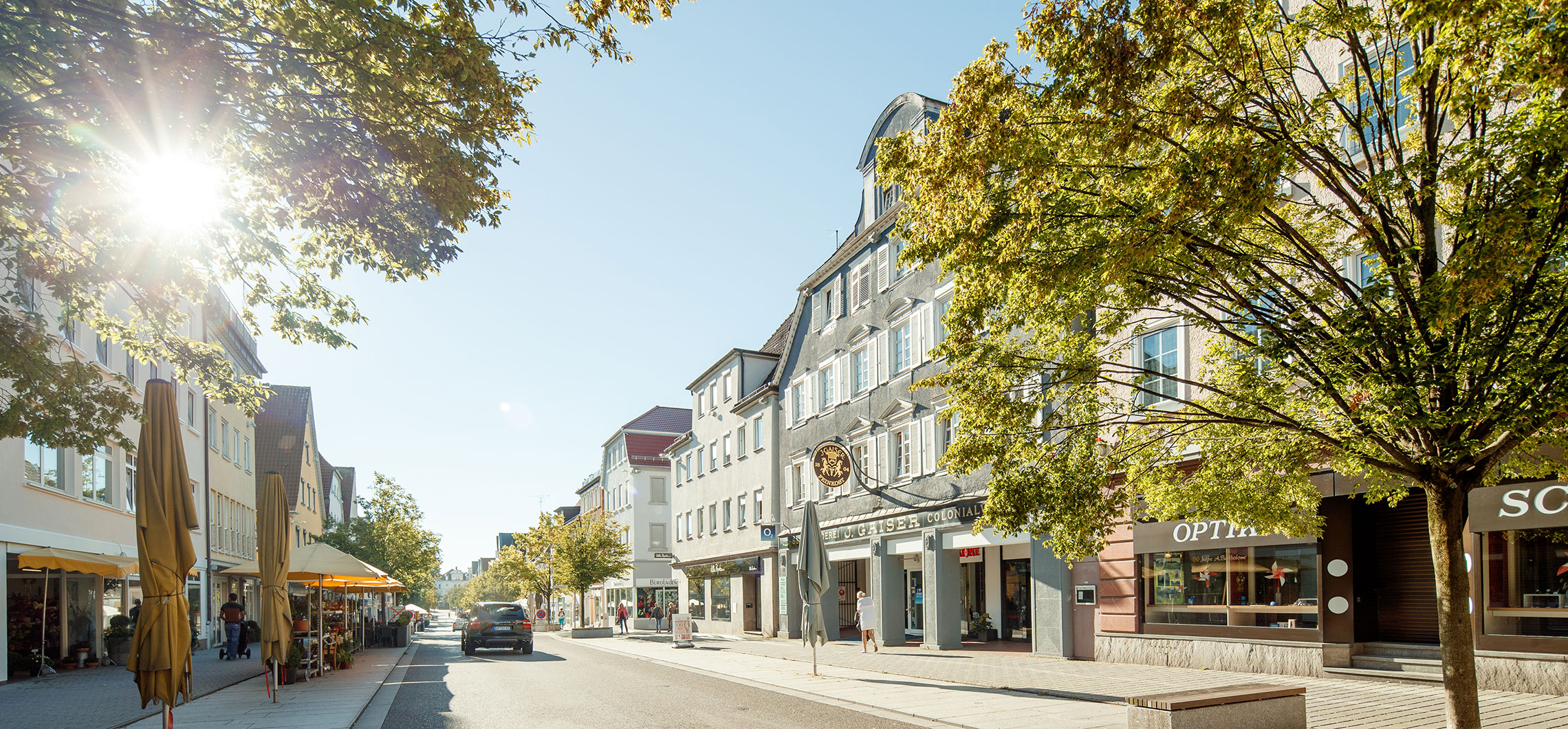 Die Göppinger Hauptstraße im Sommer mit Blick Richtung Marktplatz
