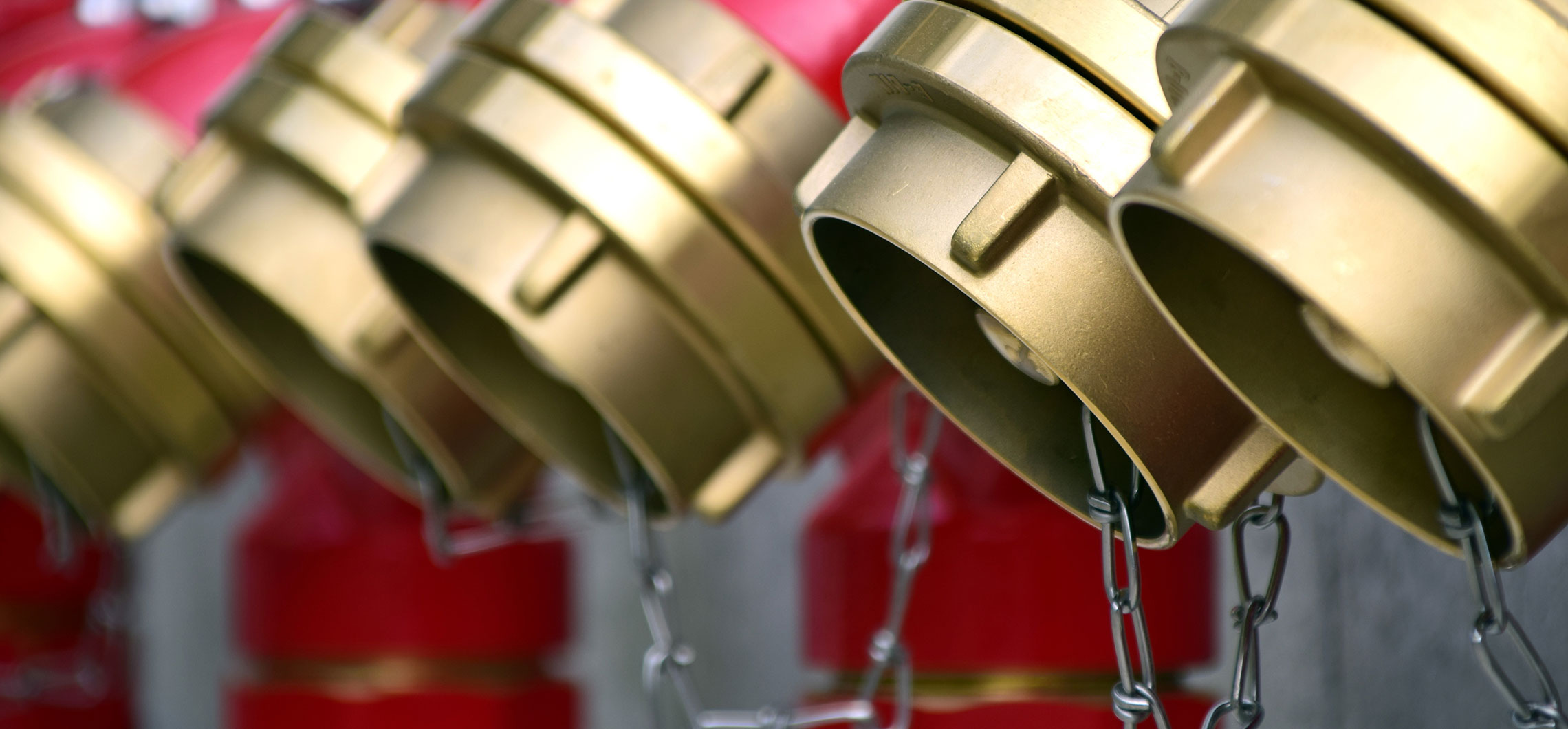 Nahaufnahme einiger Anschlüsse für Feuerwehrschläuche