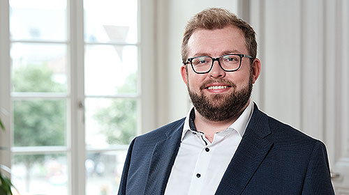 Portraitfoto von Oberbürgermeister Alex Maier im Foyer des Rathauses