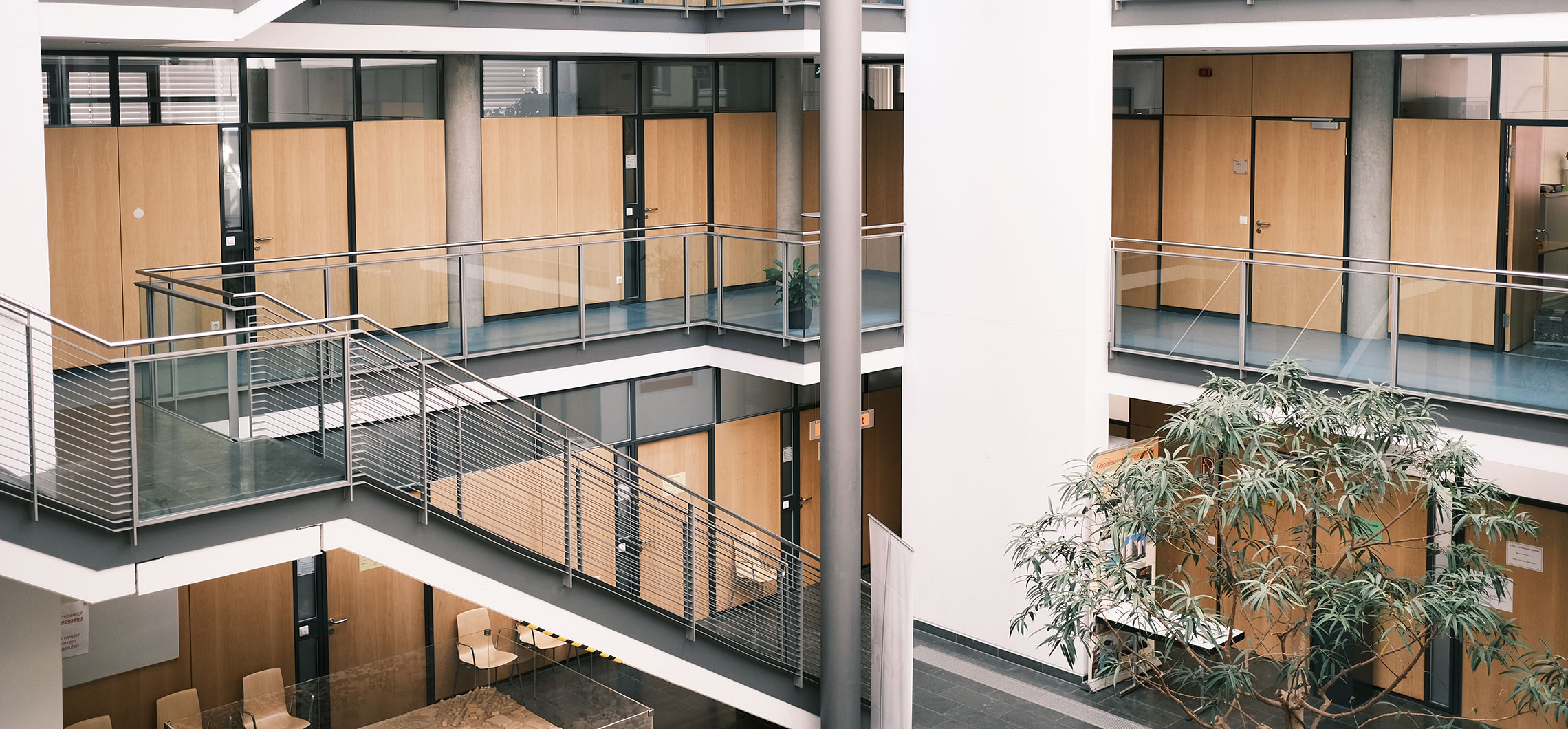 Büros im Anbau des Rathauses vom Atrium aus betrachtet.