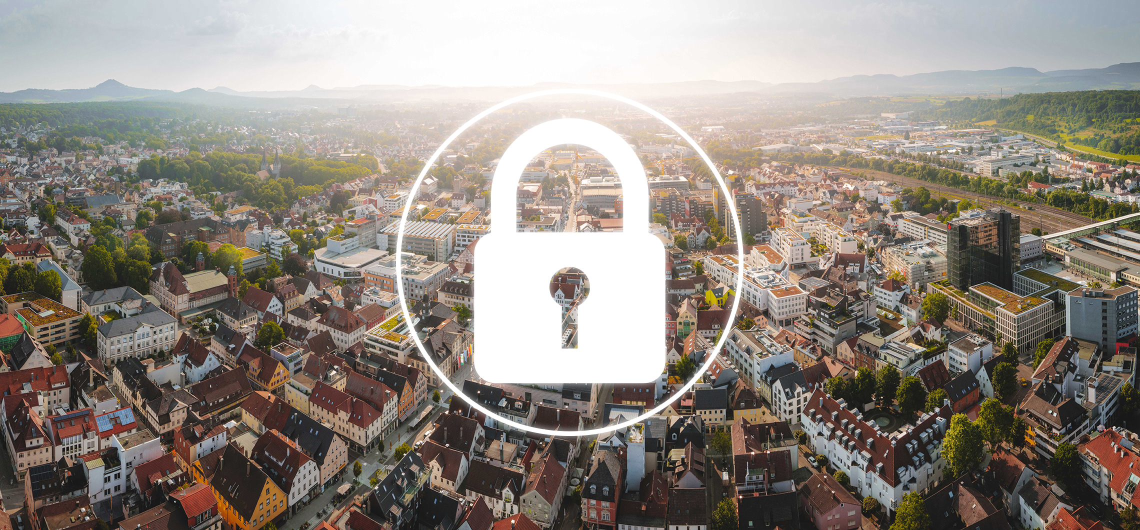 Ein Panoramabild von Göppingen mit einem symbolischen Vorhängeschloss im Vordergrund