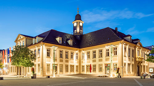 Das Rathaus in Göppingen vor einem blauen Abendhimmel.