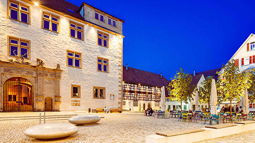 Der Schlossplatz in Göppingen während der blauen Stunde.