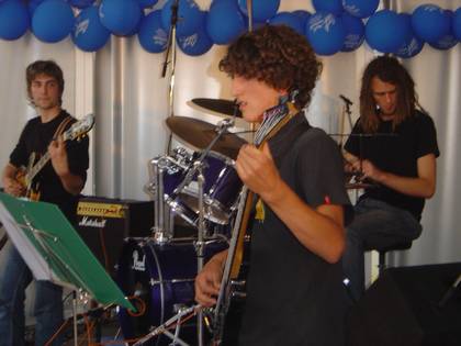 Das Jazzico der Jugendmusikschule musiziert.