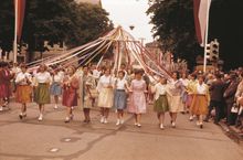 Eine Bändergruppe während des Maientags 1961
