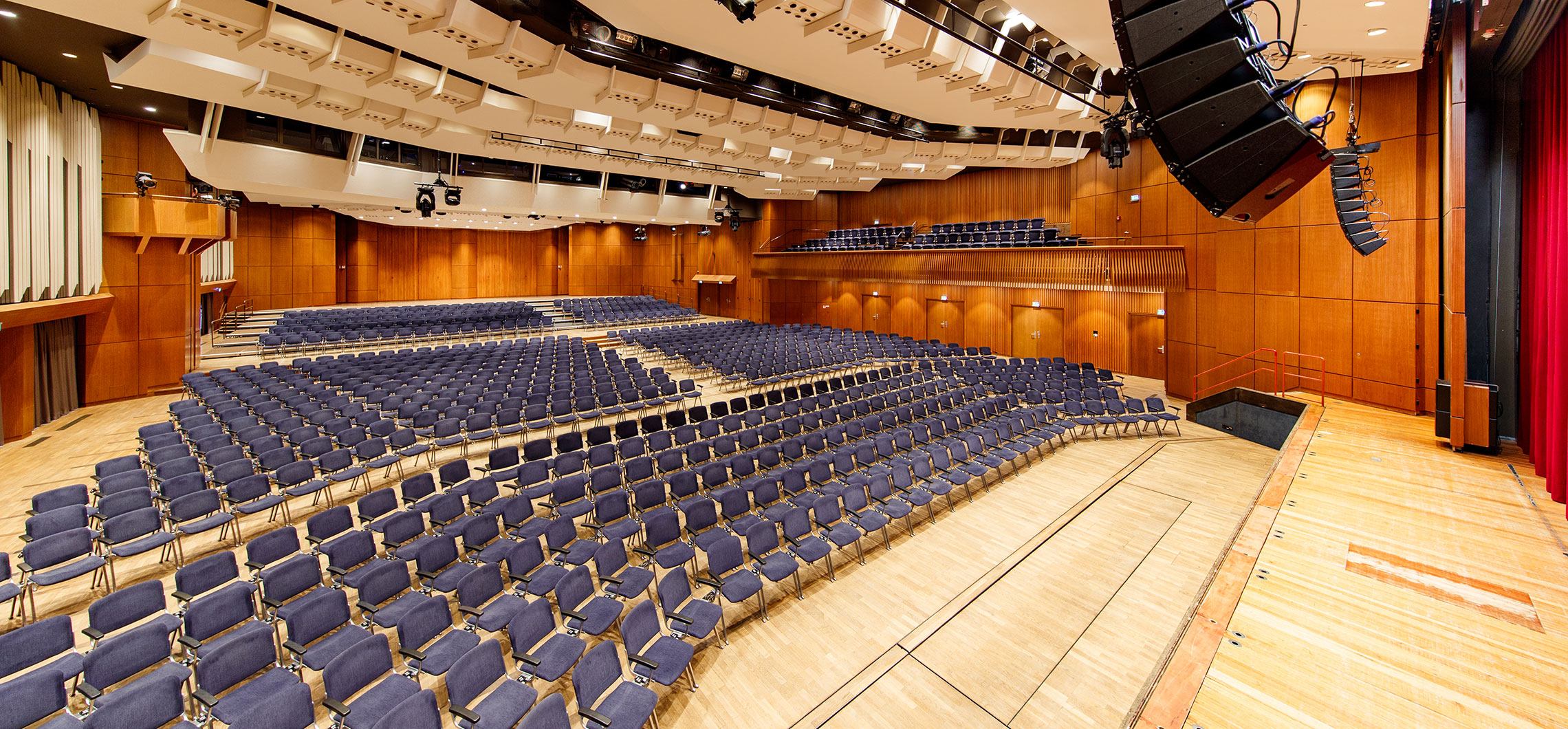 Der große Saal der Stadthalle Göppingen mit leerer Bestuhlung.