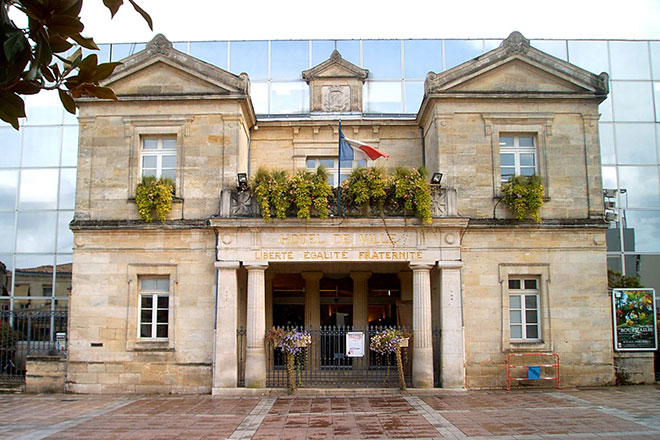 Eine Vorderansicht des Rathauses in Pessac