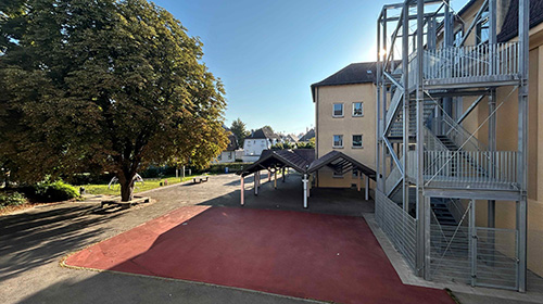 Ein Foto des sanierten Spielplatzes Im Boden in Holzheim