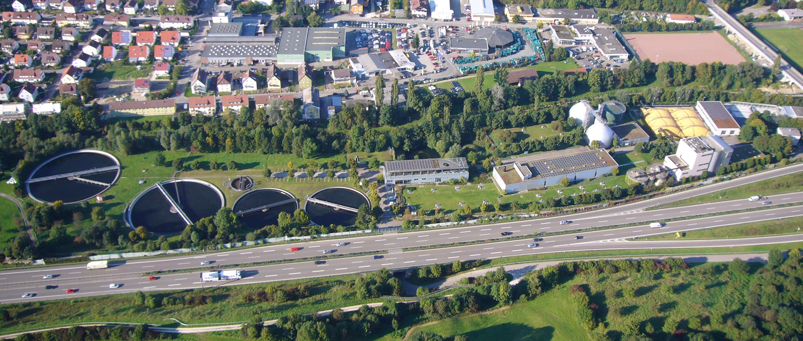 Luftaufnahme des Areals der Stadtentwässerung Göppingen mit Klärbecken