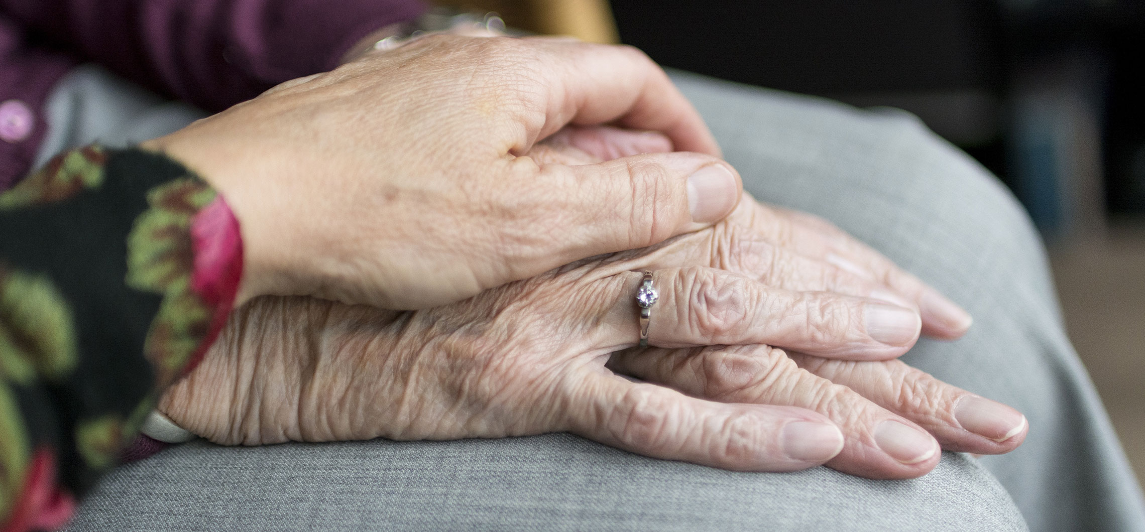 Nahaufnahme von übereinandergelegten Händen älterer Menschen