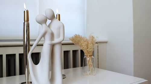 Eine künstlerische Figur eines Pärchens, das auf einem Schreibtisch im Trauzimmer steht.