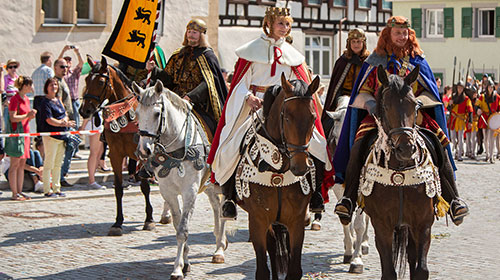 Der historische Festzug anlässlich des Maientags, ein Mann ist als Barbarossa verkleidet und sitzt auf einem Pferd.