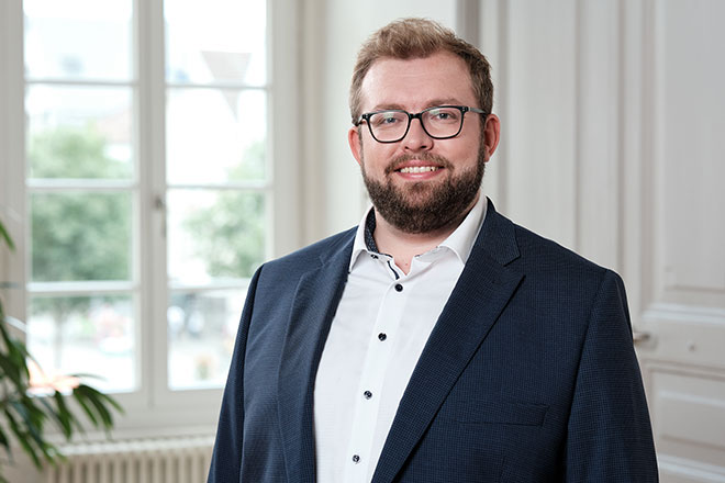 Oberbürgermeister Alex Maier vor dem Kleinen Sitzungssaal