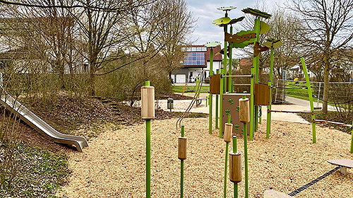 Ein Foto des sanierten Spielplatzes Im Boden in Holzheim