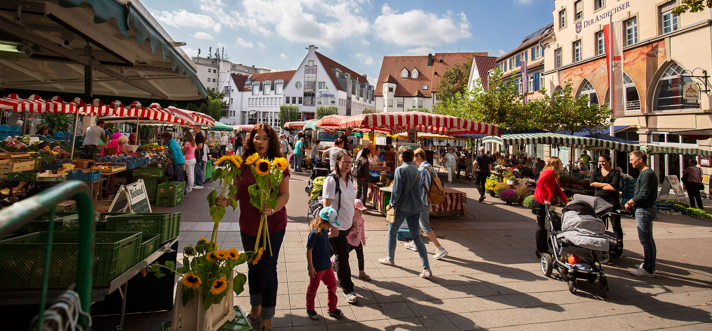 Menschen laufen über den Wochenmarkt in Göppingen
